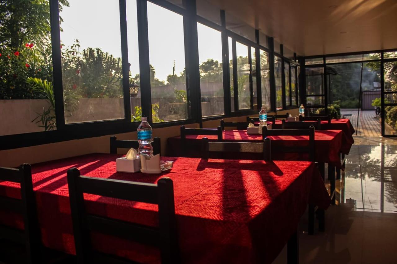 Hotel Flycatcher Chitwan- A Jungle Safari Home ソーラハ エクステリア 写真