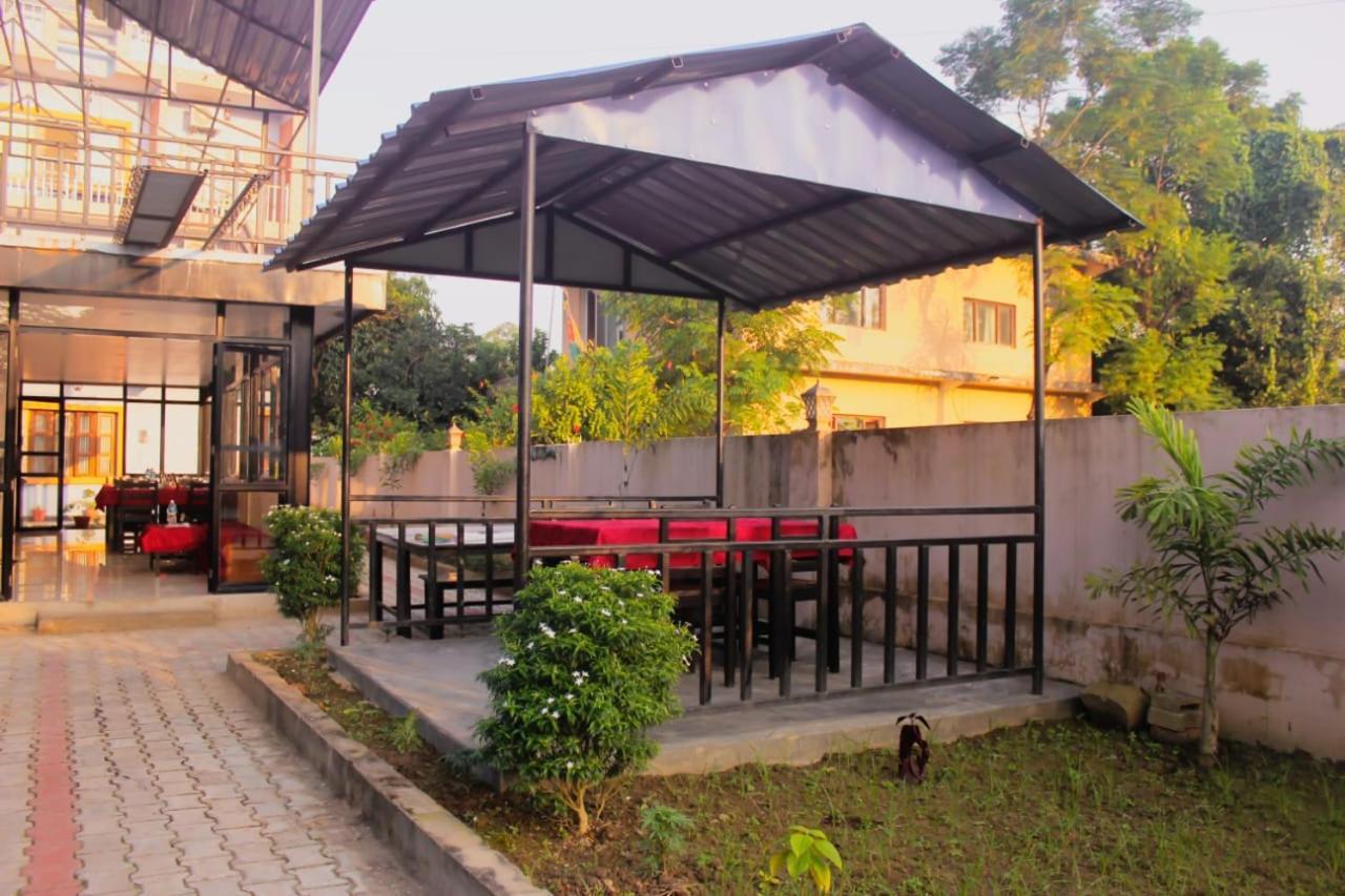 Hotel Flycatcher Chitwan- A Jungle Safari Home ソーラハ エクステリア 写真