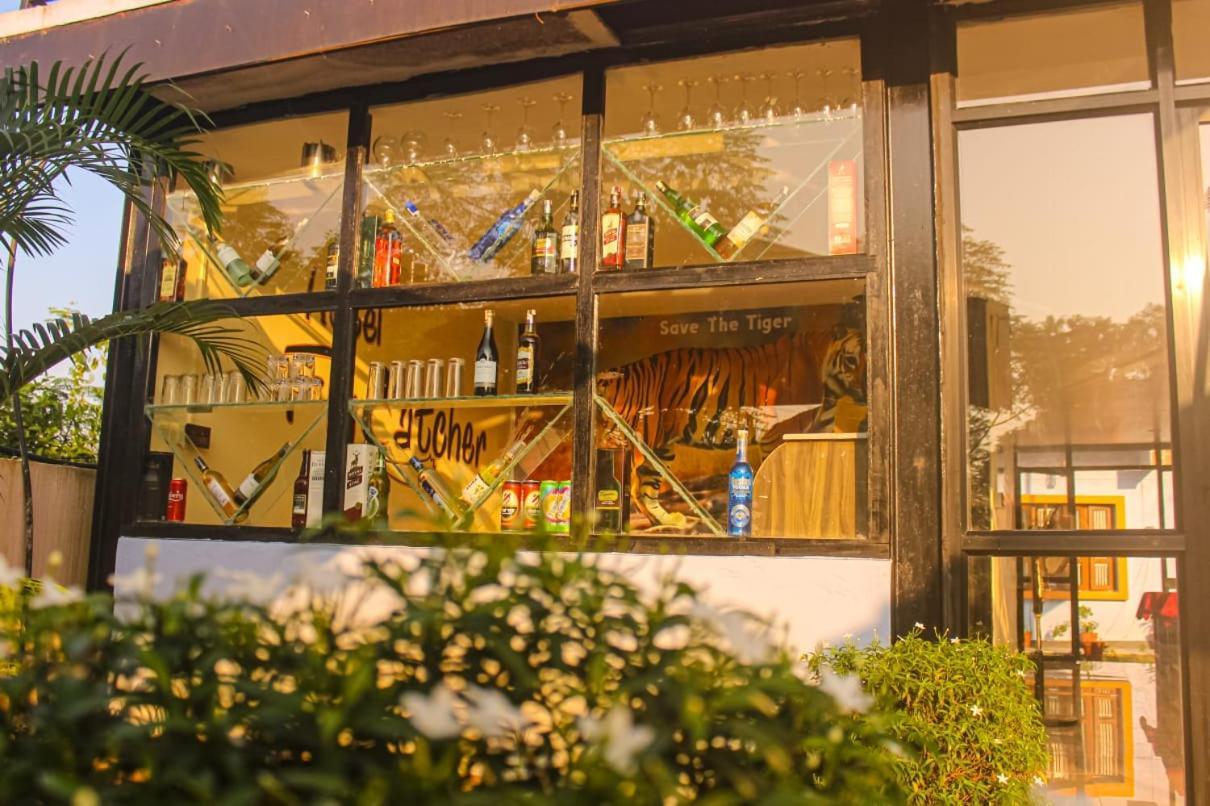 Hotel Flycatcher Chitwan- A Jungle Safari Home ソーラハ エクステリア 写真