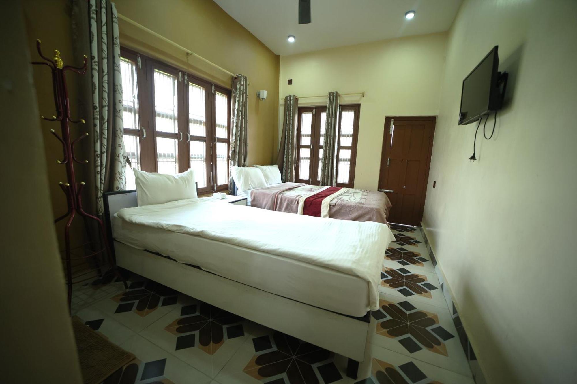 Hotel Flycatcher Chitwan- A Jungle Safari Home ソーラハ エクステリア 写真