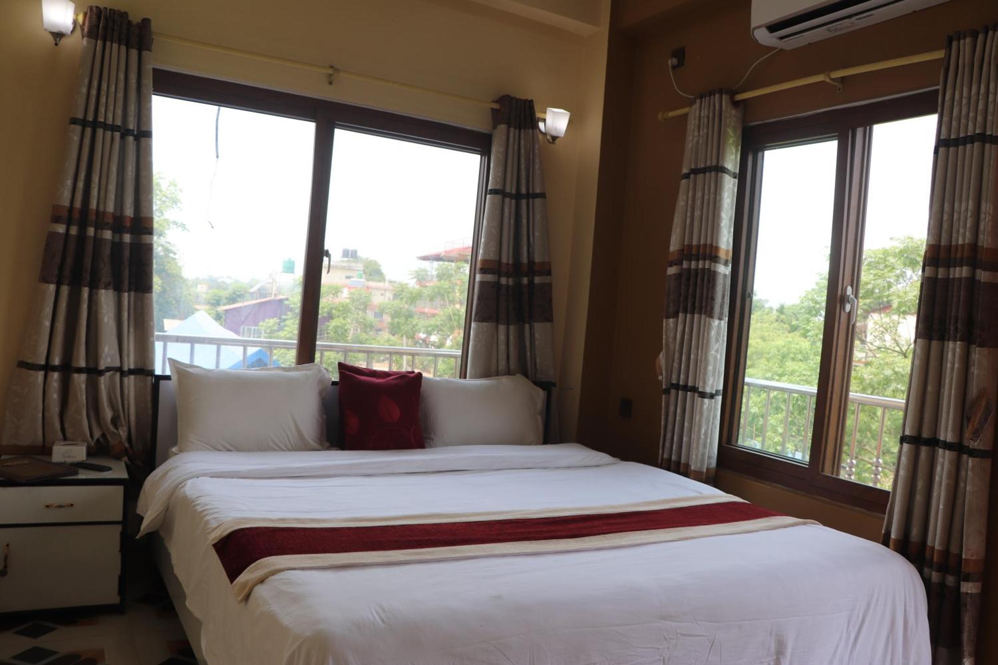 Hotel Flycatcher Chitwan- A Jungle Safari Home ソーラハ エクステリア 写真
