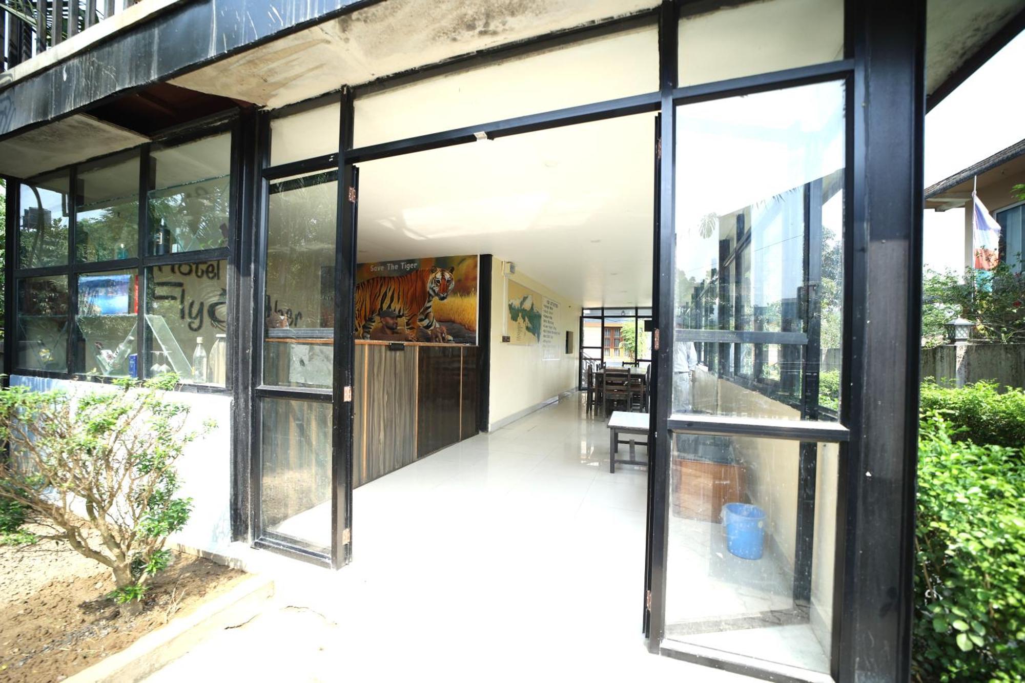 Hotel Flycatcher Chitwan- A Jungle Safari Home ソーラハ エクステリア 写真