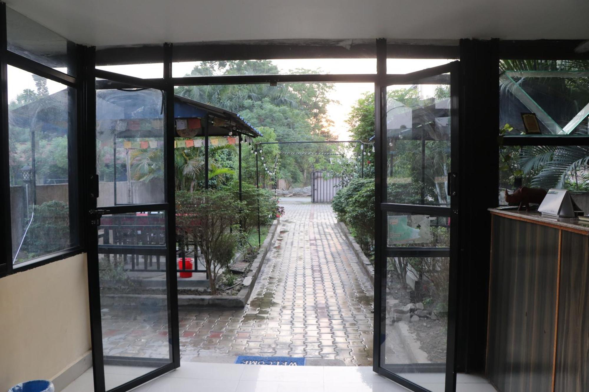 Hotel Flycatcher Chitwan- A Jungle Safari Home ソーラハ エクステリア 写真