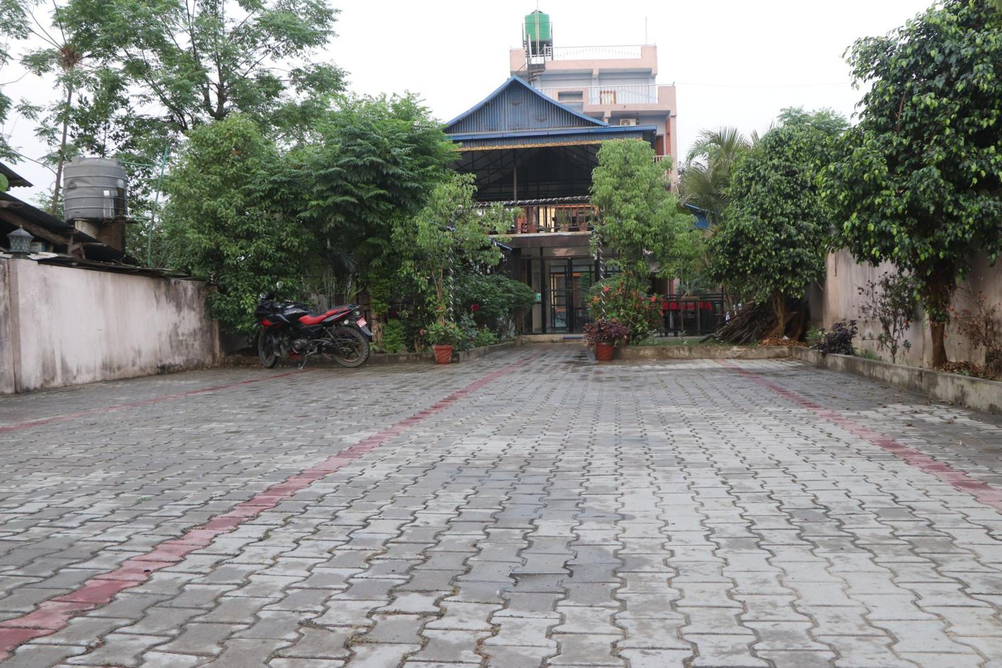 Hotel Flycatcher Chitwan- A Jungle Safari Home ソーラハ エクステリア 写真
