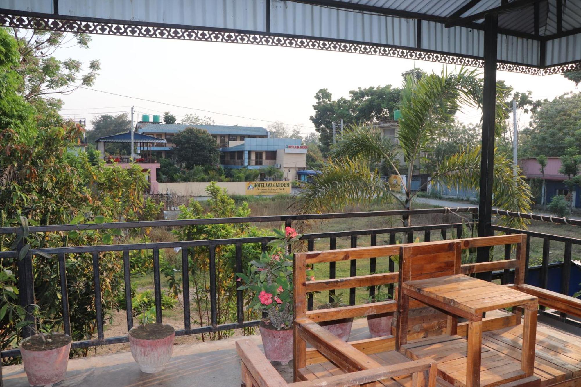 Hotel Flycatcher Chitwan- A Jungle Safari Home ソーラハ エクステリア 写真